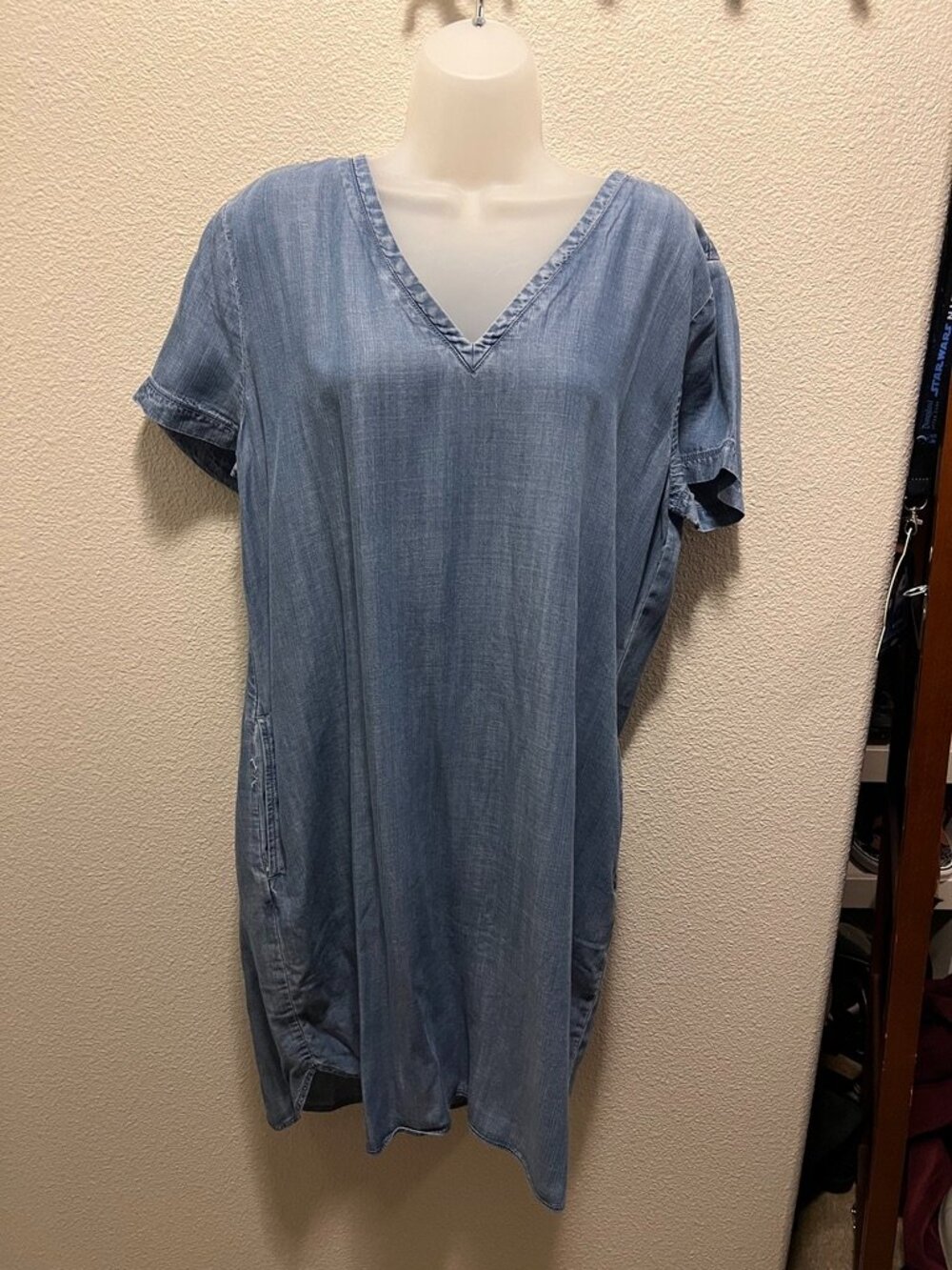 Loft Women’s blue chambray shirt sleeve v-neck dress size L